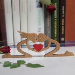 Térdelő lány és fiú szívvel 