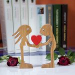 Álló lány és fiú szívvel 