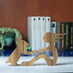 Ülő lány nyuszival 