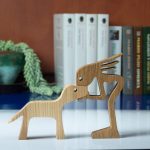 Lány kutyával fafigura kutyás ajándék