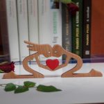 TÉRDELŐ LÁNY ÉS FIÚ SZÍVVEL