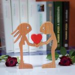 Álló lány és fiú szívvel 