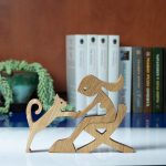 Ülő lány cicával 