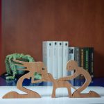 Térdelő pár kutyával