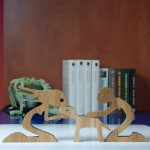 Térdelő pár kutyával